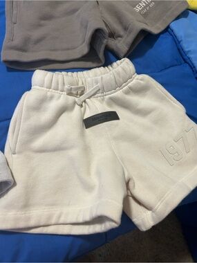 ESSENTIALS Kids Cream Fleece Shorts with Subtle '1977' Detail